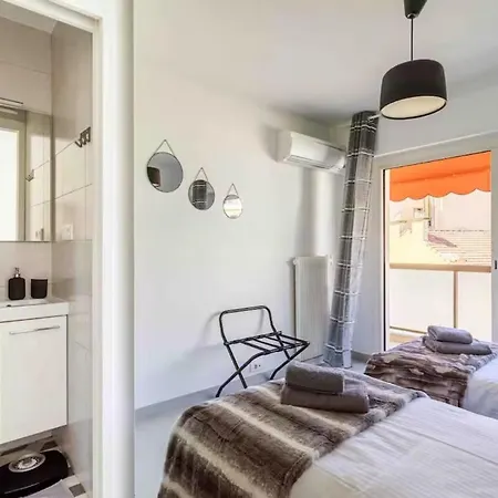 2 Bedrooms & 2 Bathrooms - 160a Cannes
